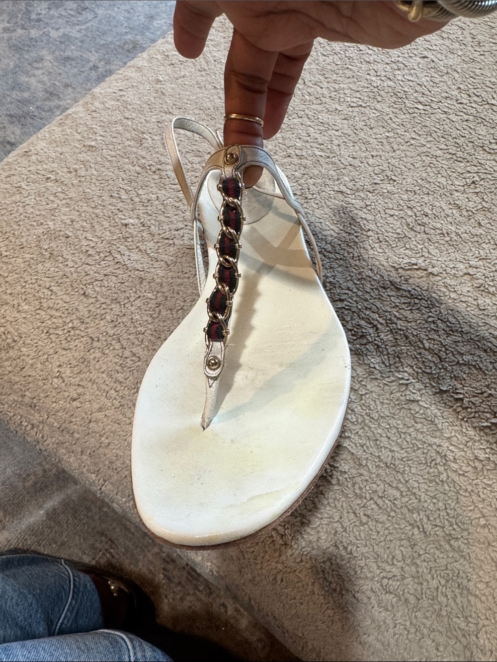 GUCCI: Womens Silver T-Strap Gem Accent Sandals - White Footbed